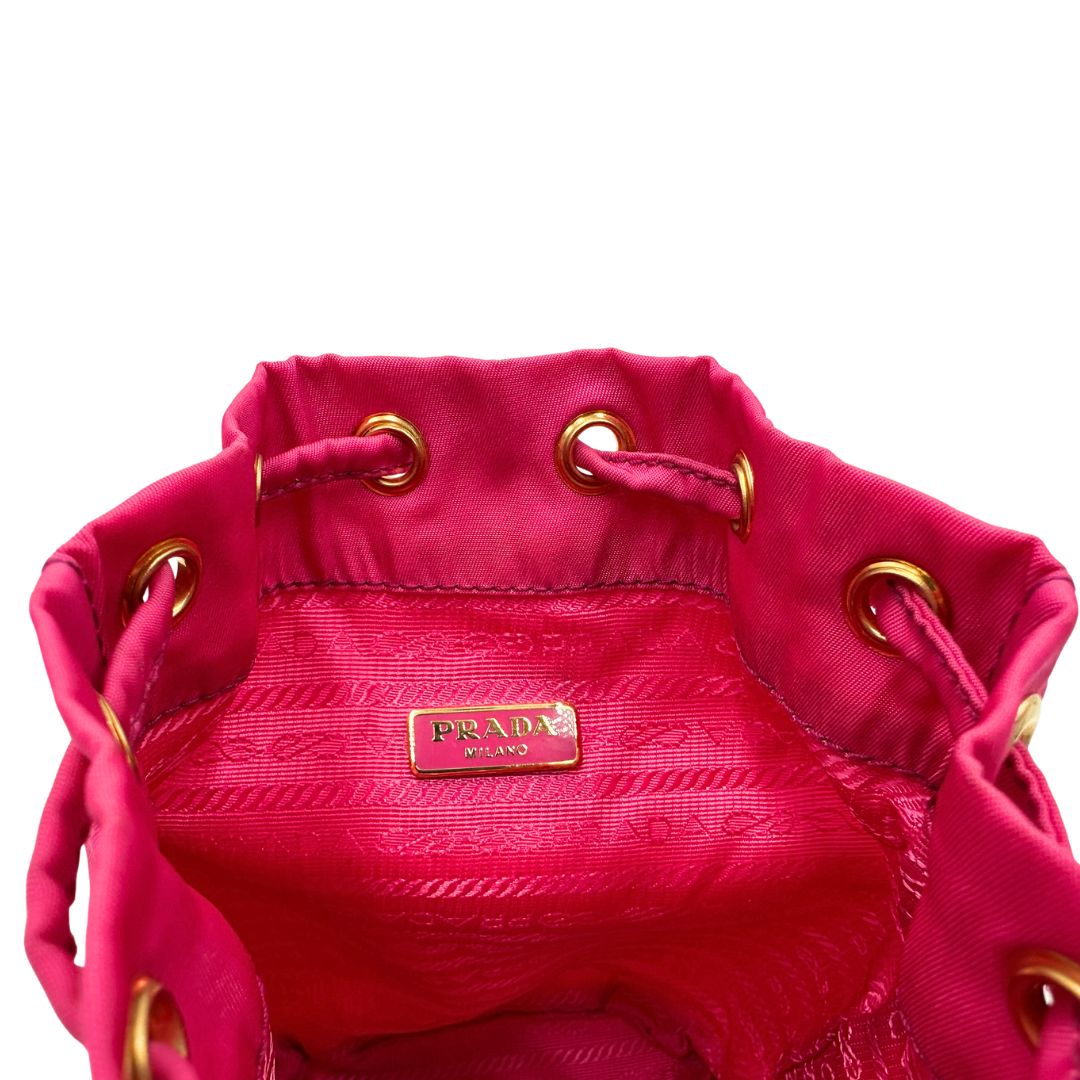 Interno, Necessaire Prada in tessuto fucsia e hardware dorato. Originale, usato, di lusso 
, in condizioni eccellenti.