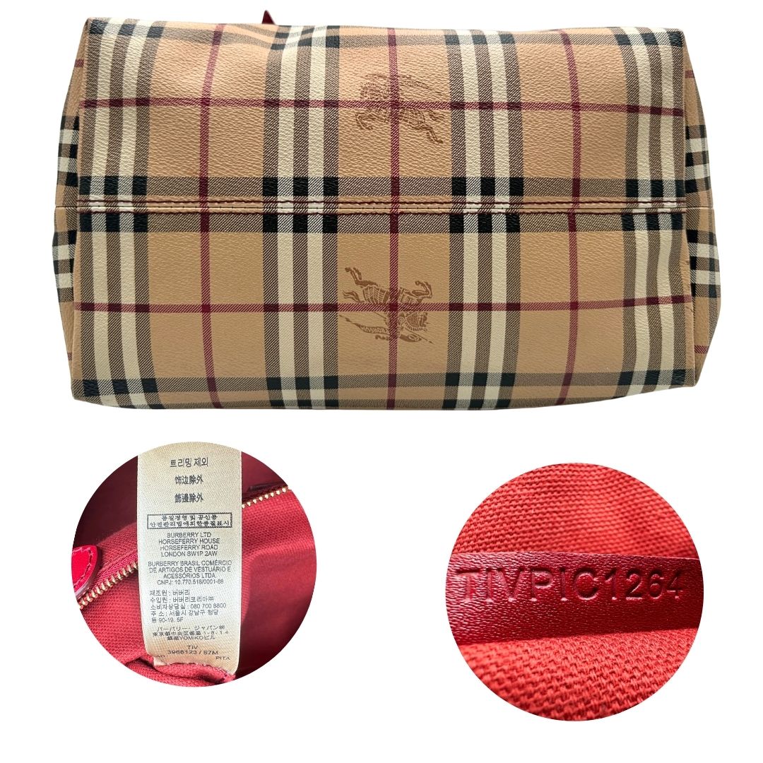 Base e codice di una shopper Burberry in canvas trama tartan con finiture in pelle bordeaux, usata, originale, second hand, in ottime condizioni.