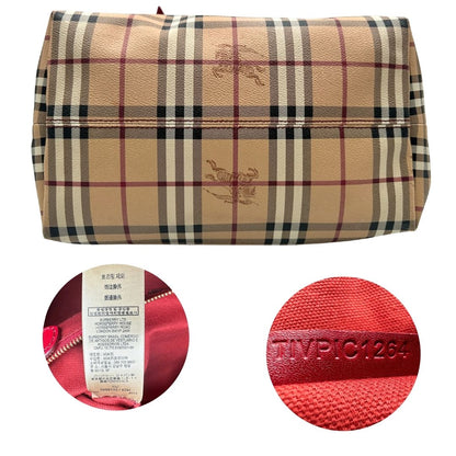 Base e codice di una shopper Burberry in canvas trama tartan con finiture in pelle bordeaux, usata, originale, second hand, in ottime condizioni.