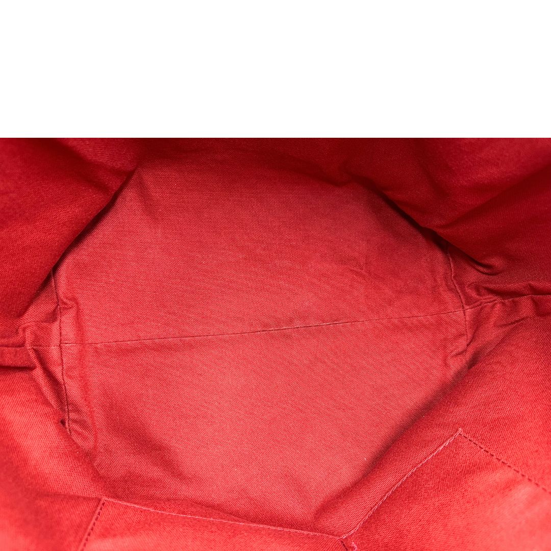 Interno di una shopper Burberry in canvas trama tartan con finiture in pelle bordeaux, usata, originale, second hand, in ottime condizioni.