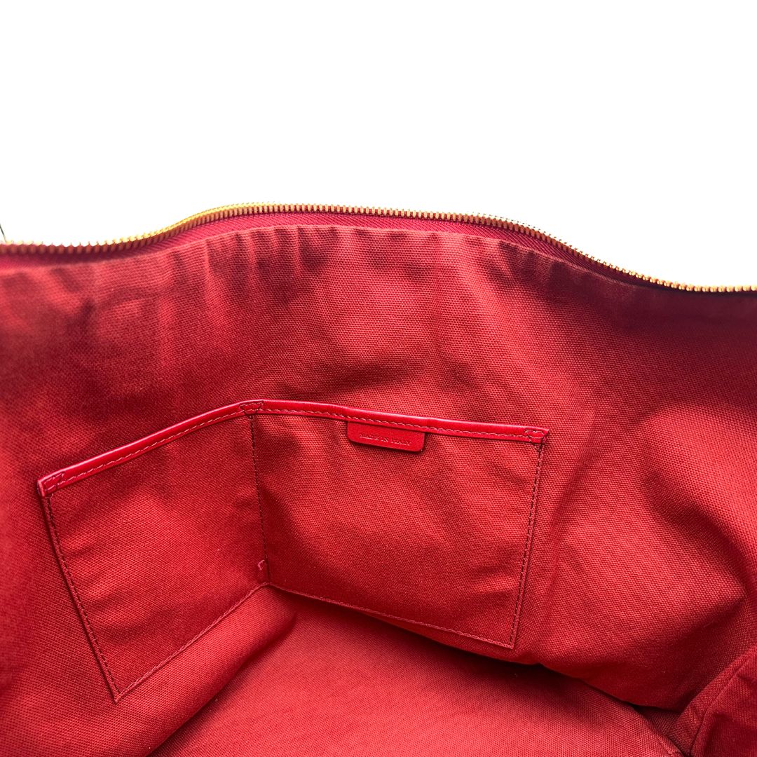 Interno di una shopper Burberry in canvas trama tartan con finiture in pelle bordeaux, usata, originale, second hand, in ottime condizioni.