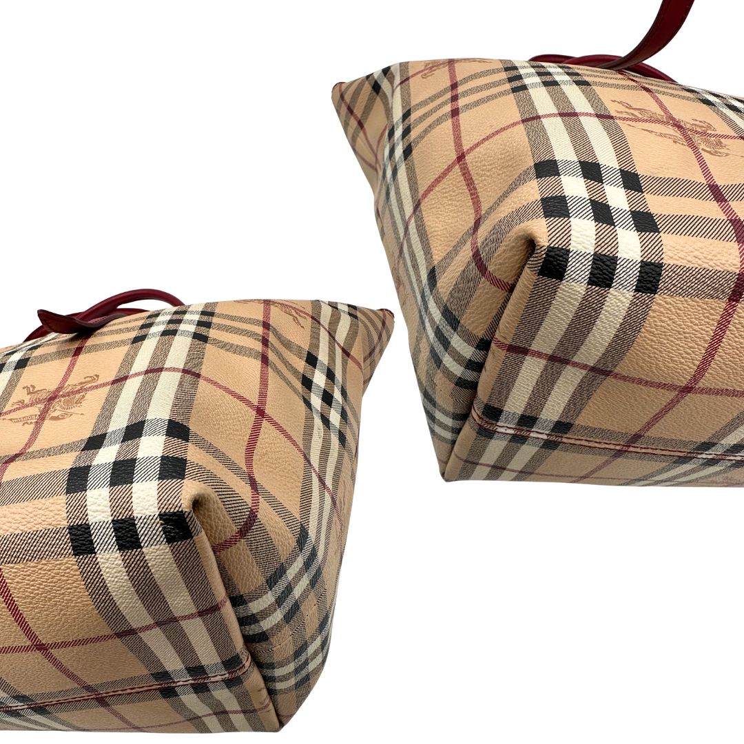 Angoli di una shopper Burberry in canvas trama tartan con finiture in pelle bordeaux, usata, originale, second hand, in ottime condizioni.