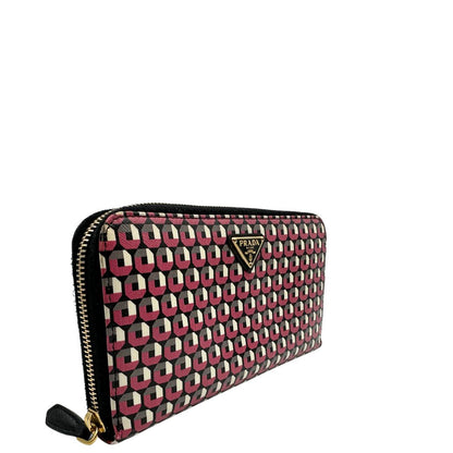 Laterale sinistro di un portafoglio Prada in pelle saffiano multicolore, decorato con stampa geometrica, usato, originale, second hand, in ottime condizioni.