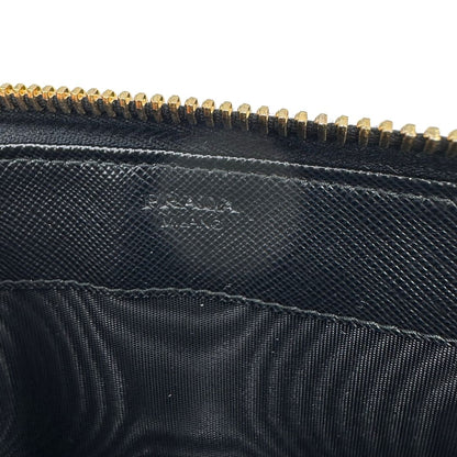 Logo di un portafoglio Prada in pelle saffiano multicolore, decorato con stampa geometrica, usato, originale, second hand, in ottime condizioni.