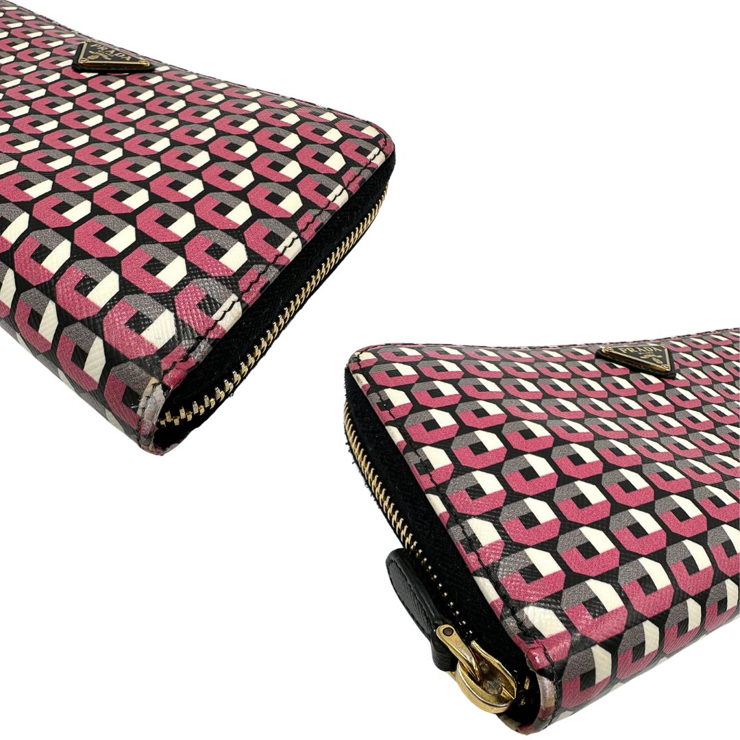 Angoli di un portafoglio Prada in pelle saffiano multicolore, decorato con stampa geometrica, usato, originale, second hand, in ottime condizioni.