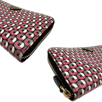 Angoli di un portafoglio Prada in pelle saffiano multicolore, decorato con stampa geometrica, usato, originale, second hand, in ottime condizioni.