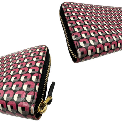 Angoli di un portafoglio Prada in pelle saffiano multicolore, decorato con stampa geometrica, usato, originale, second hand, in ottime condizioni.