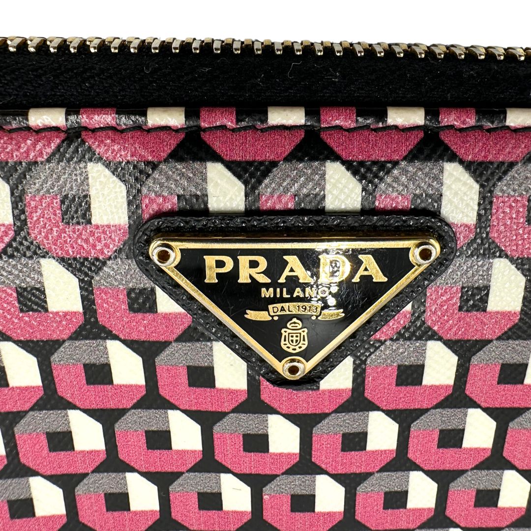 Logo di un portafoglio Prada in pelle saffiano multicolore, decorato con stampa geometrica, usato, originale, second hand, in ottime condizioni.
