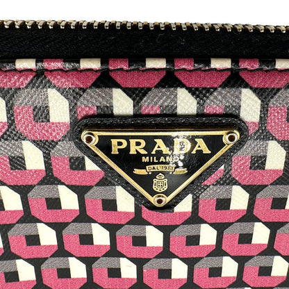 Logo di un portafoglio Prada in pelle saffiano multicolore, decorato con stampa geometrica, usato, originale, second hand, in ottime condizioni.