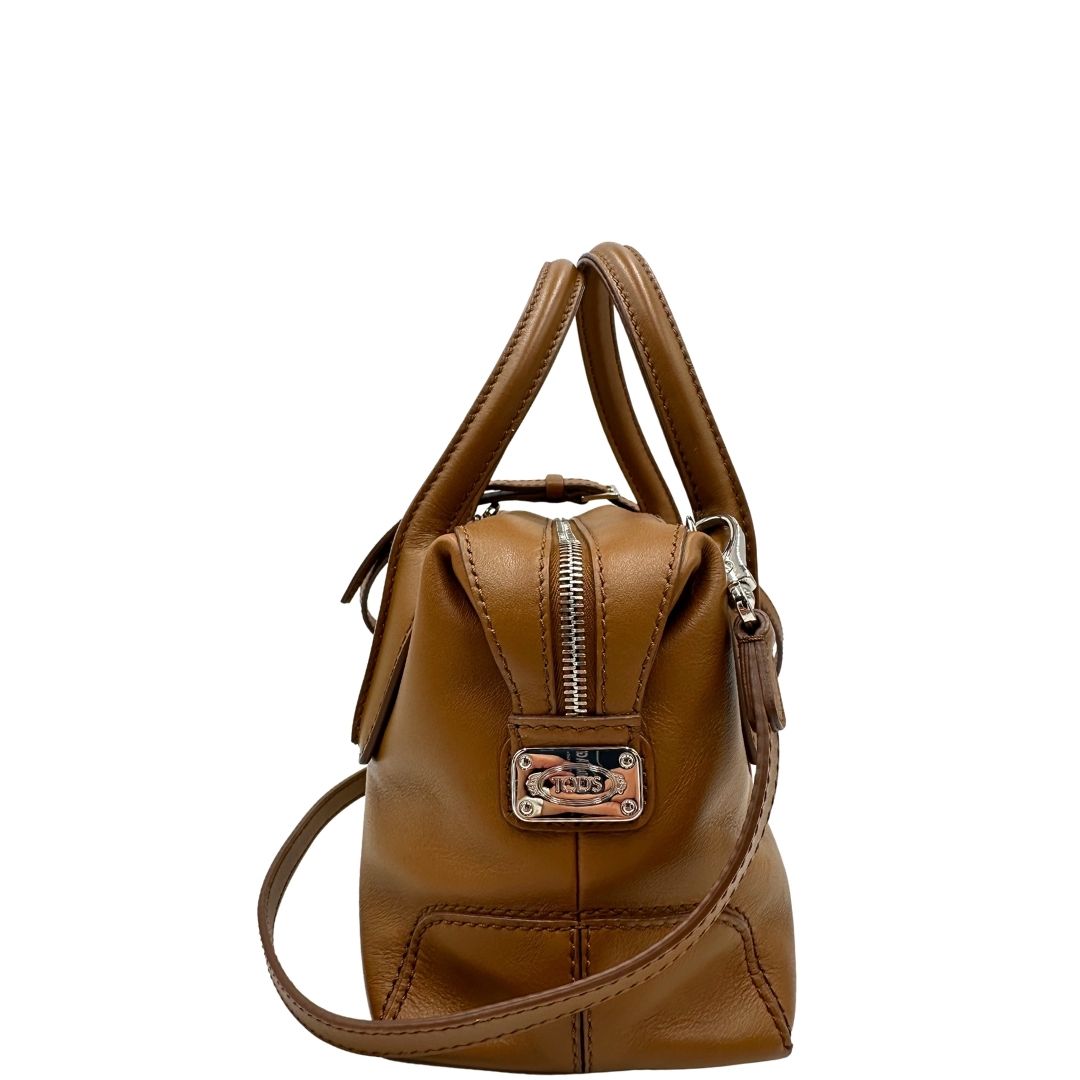 Borsa Tod's in morbida pelle color cammello e hardware argentato, indossabile a mano oppure a tracolla. Originale, usata, di lusso, in ottime condizioni.
