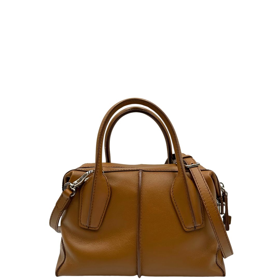 Front, Borsa Tod's in morbida pelle color cammello e hardware argentato, indossabile a mano oppure a tracolla. Originale, usata, di lusso, in ottime condizioni.