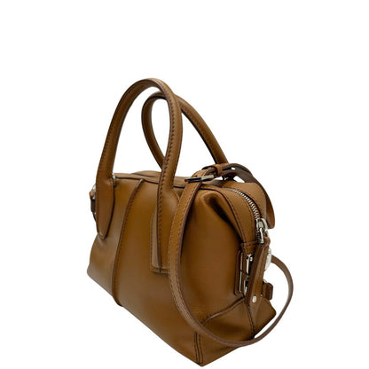 Lato sinistro, Borsa Tod's in morbida pelle color cammello e hardware argentato, indossabile a mano oppure a tracolla. Originale, usata, di lusso, in ottime condizioni.
