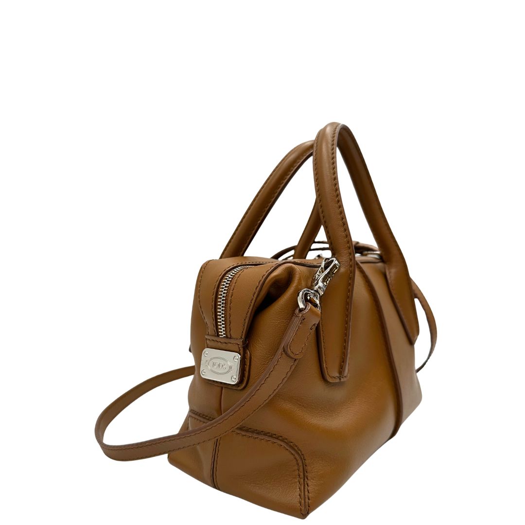 Lato destro, Borsa Tod's in morbida pelle color cammello e hardware argentato, indossabile a mano oppure a tracolla. Originale, usata, di lusso, in ottime condizioni.