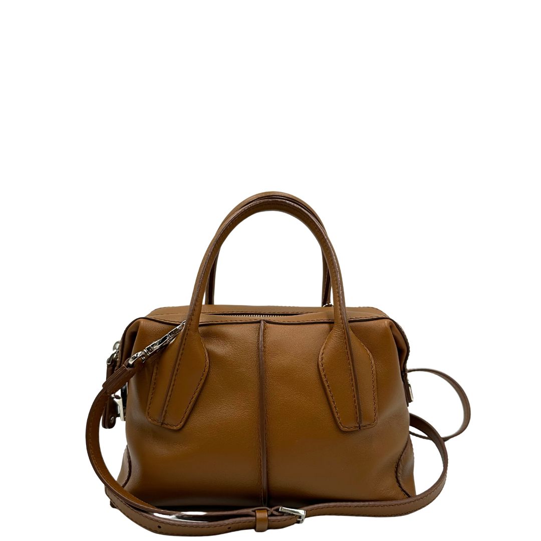 Retro, Borsa Tod's in morbida pelle color cammello e hardware argentato, indossabile a mano oppure a tracolla. Originale, usata, di lusso, in ottime condizioni.