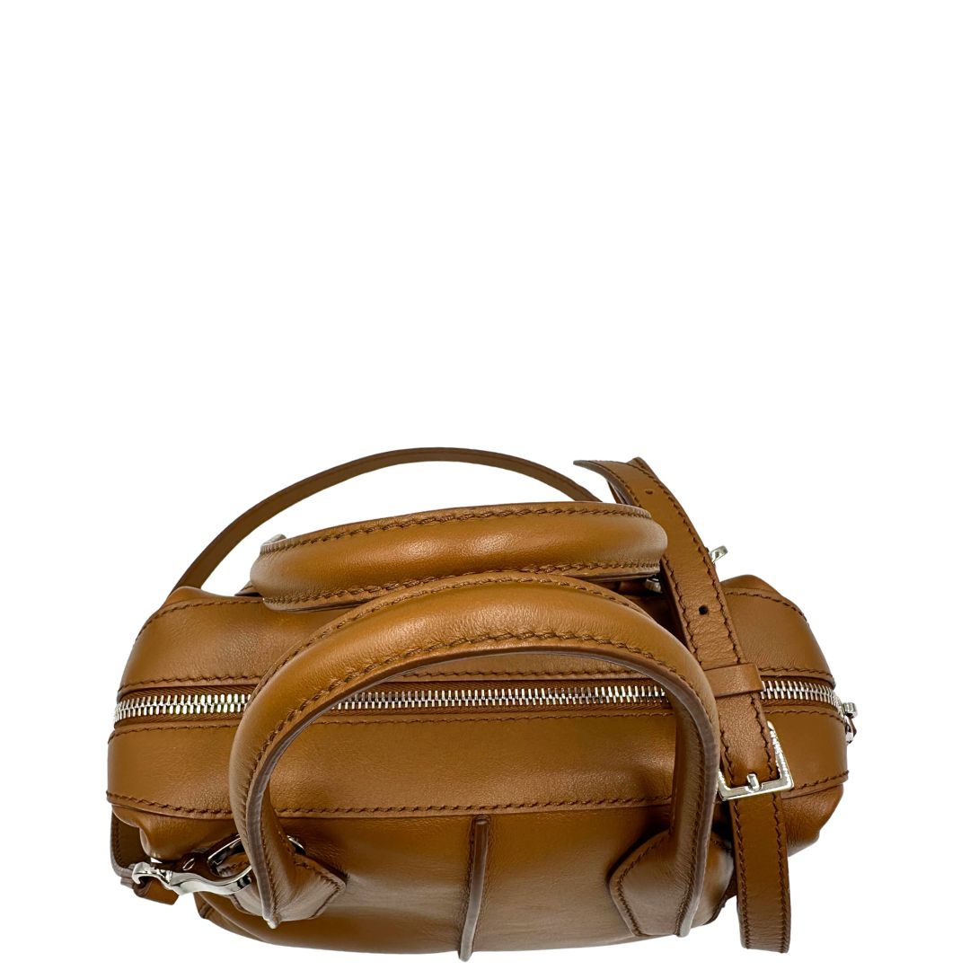 Manici, Borsa Tod's in morbida pelle color cammello e hardware argentato, indossabile a mano oppure a tracolla. Originale, usata, di lusso, in ottime condizioni.