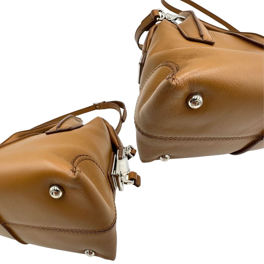 Angoli, Borsa Tod's in morbida pelle color cammello e hardware argentato, indossabile a mano oppure a tracolla. Originale, usata, di lusso, in ottime condizioni.