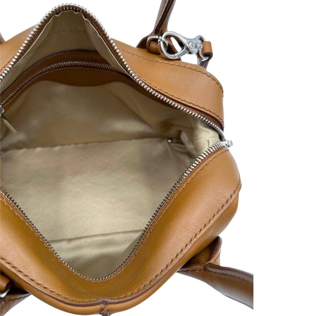 Interno, Borsa Tod's in morbida pelle color cammello e hardware argentato, indossabile a mano oppure a tracolla. Originale, usata, di lusso, in ottime condizioni.