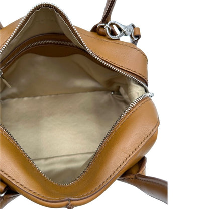 Interno, Borsa Tod's in morbida pelle color cammello e hardware argentato, indossabile a mano oppure a tracolla. Originale, usata, di lusso, in ottime condizioni.
