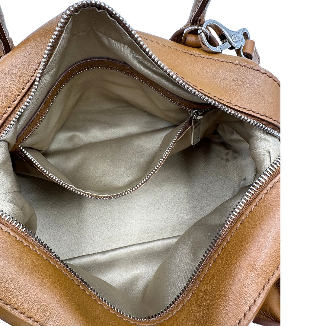 Interno tasca, Borsa Tod's in morbida pelle color cammello e hardware argentato, indossabile a mano oppure a tracolla. Originale, usata, di lusso, in ottime condizioni.