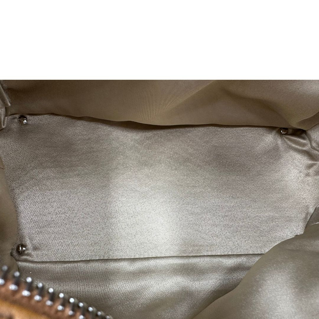 Interno, Borsa Tod's in morbida pelle color cammello e hardware argentato, indossabile a mano oppure a tracolla. Originale, usata, di lusso, in ottime condizioni.