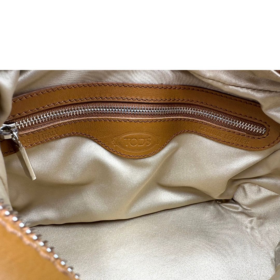 Interno, Borsa Tod's in morbida pelle color cammello e hardware argentato, indossabile a mano oppure a tracolla. Originale, usata, di lusso, in ottime condizioni.