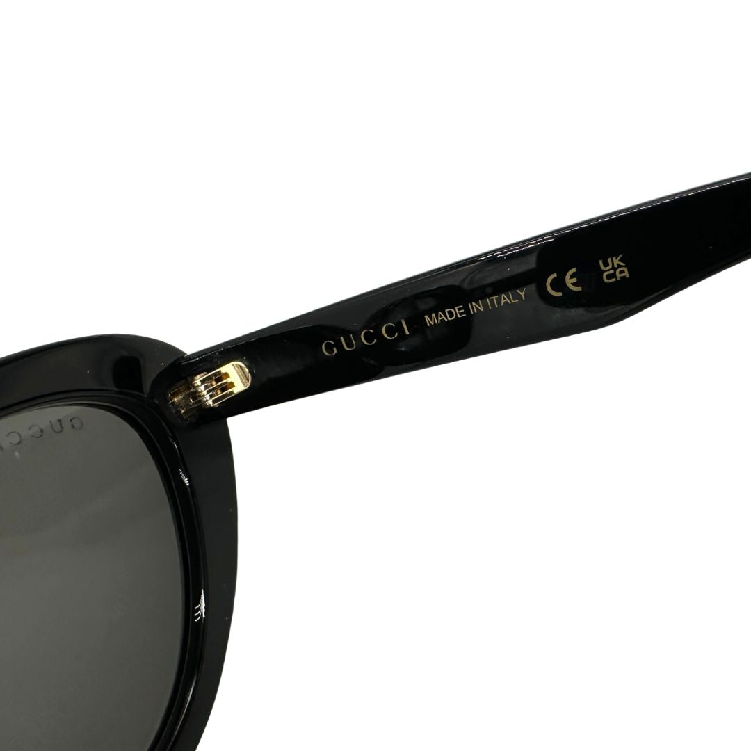 Occhiali da sole Gucci in acetato nero e hardware dorato. Originali, usati, di lusso, in ottime condizioni.