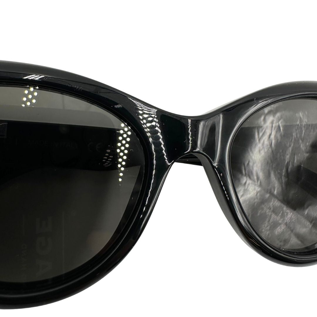 Occhiali da sole Gucci in acetato nero e hardware dorato. Originali, usati, di lusso, in ottime condizioni.