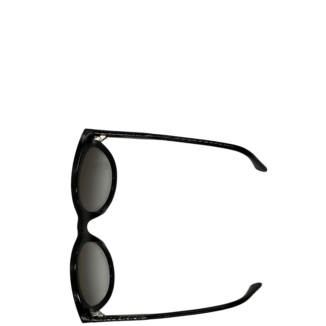 Vista superiore di un paio di occhiali da sole Bottega Veneta in acetato nero con lenti sfumate grigie, usati, originali, second hand, in ottime condizioni.