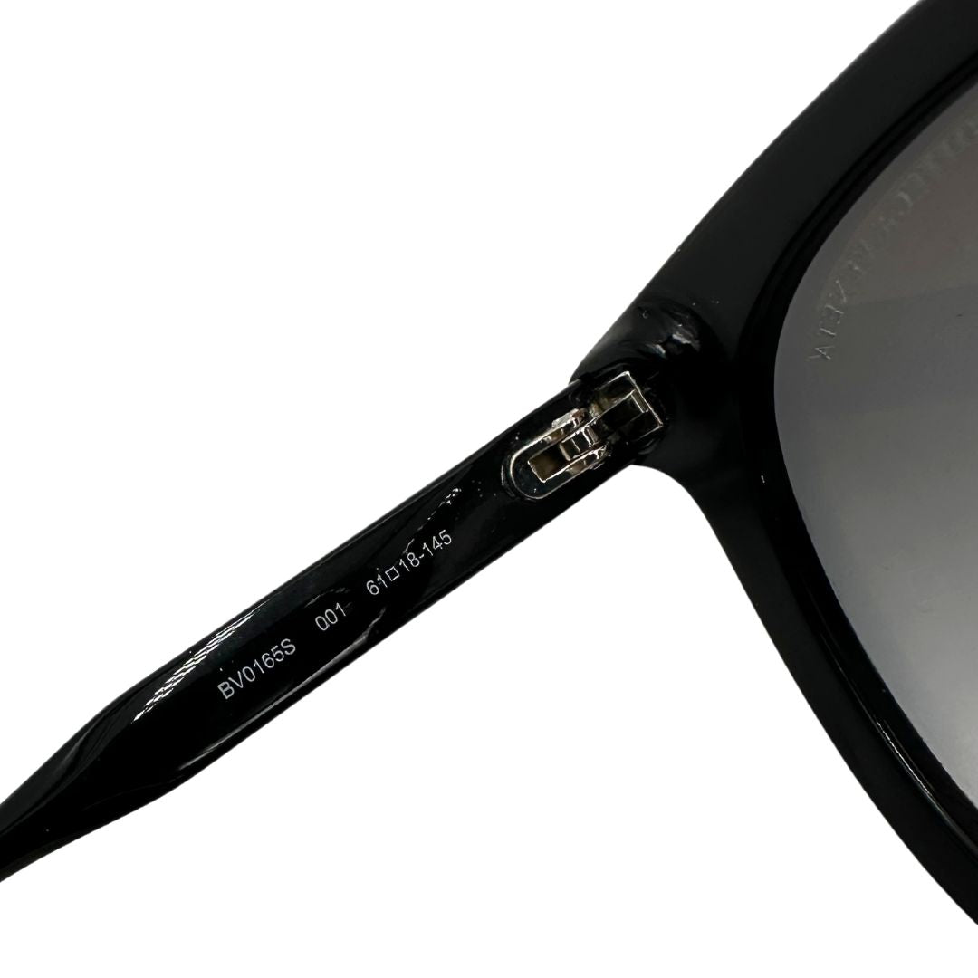 Codice di un paio di occhiali da sole Bottega Veneta in acetato nero con lenti sfumate grigie, usati, originali, second hand, in ottime condizioni.