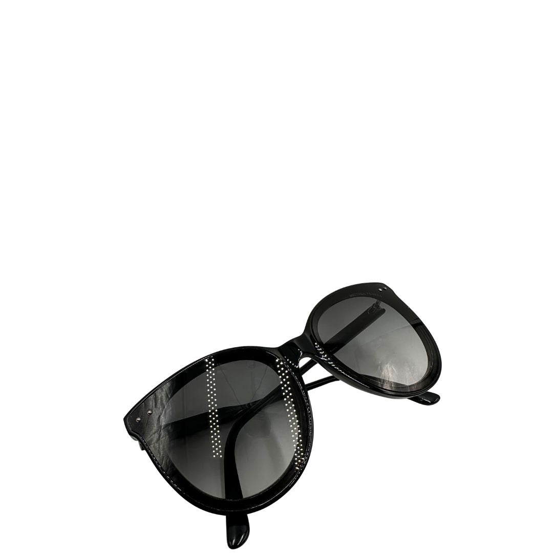 Lenti di un paio di occhiali da sole Bottega Veneta in acetato nero con lenti sfumate grigie, usati, originali, second hand, in ottime condizioni.