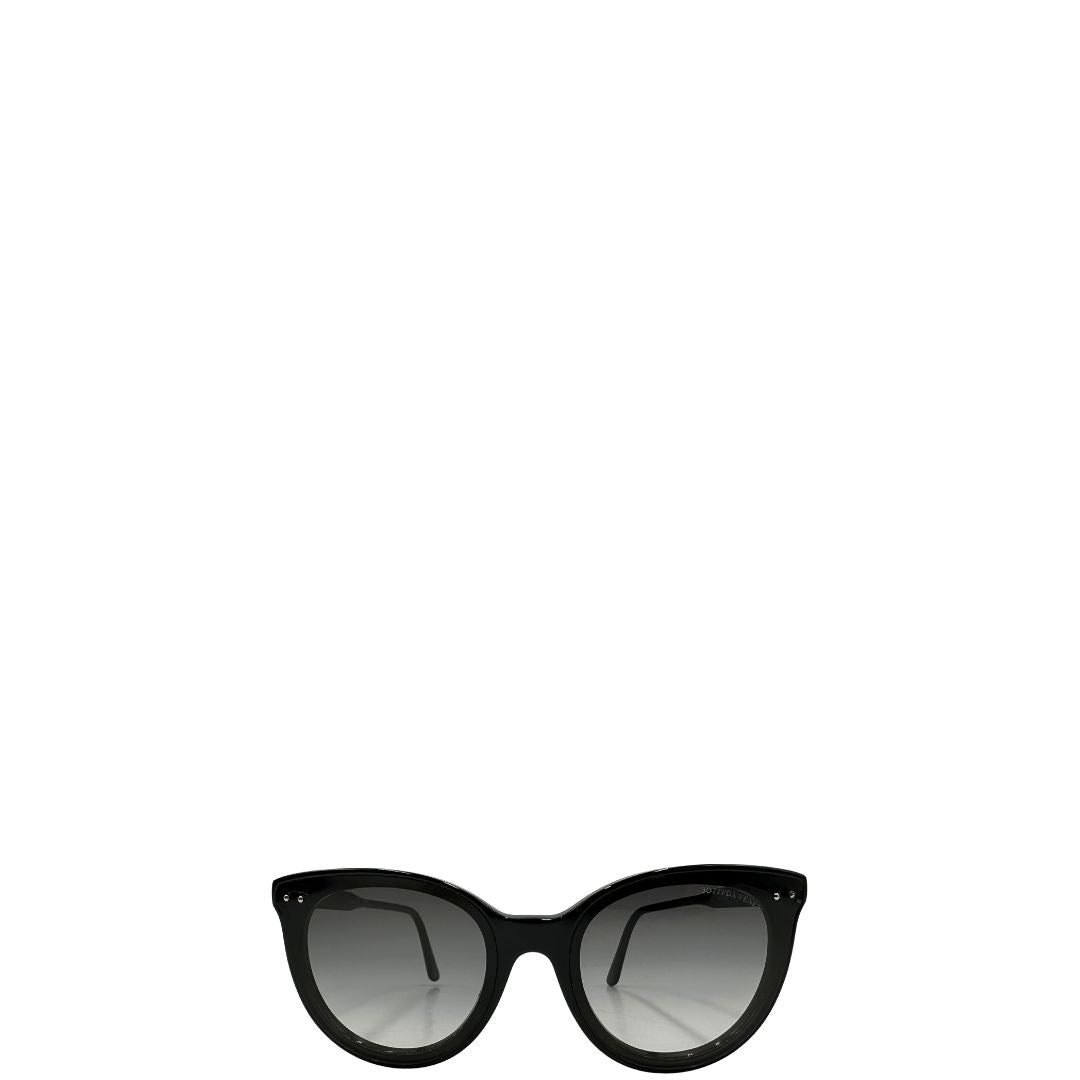 Front di un paio di occhiali da sole Bottega Veneta in acetato nero con lenti sfumate grigie, usati, originali, second hand, in ottime condizioni.