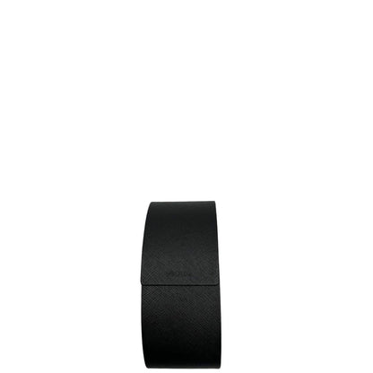 Custodia di un paio di occhiali da sole Prada caratterizzati da una montatura nera lucida con lenti sfumate grigie, asticelle maculate e hardware dorato, usati, originali, second hand, in ottime condizioni.