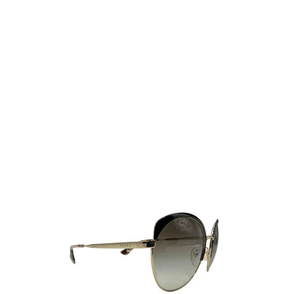Laterale sinistro di un paio di occhiali da sole Prada caratterizzati da una montatura nera lucida con lenti sfumate grigie, asticelle maculate e hardware dorato, usati, originali, second hand, in ottime condizioni.