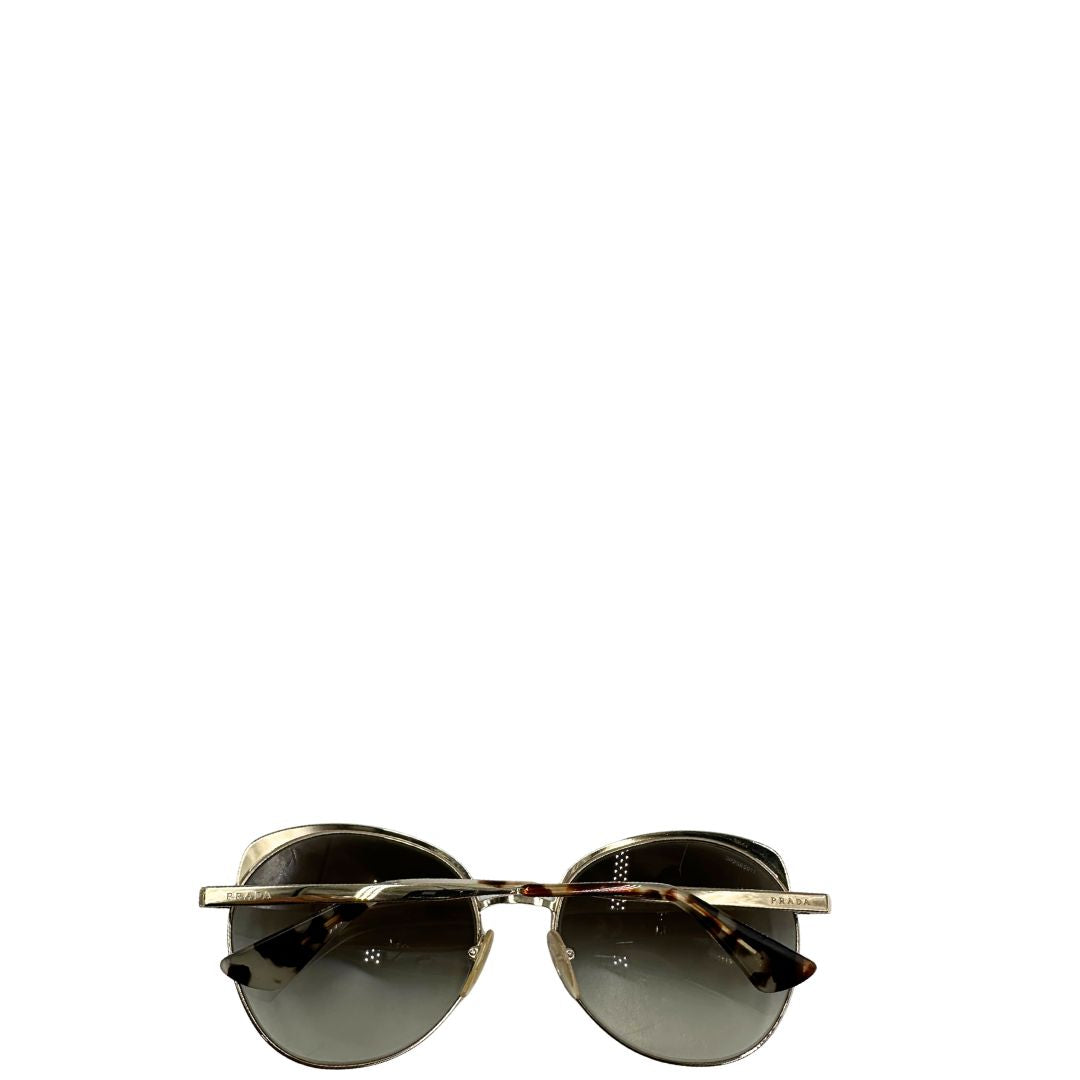 Retro di un paio di occhiali da sole Prada caratterizzati da una montatura nera lucida con lenti sfumate grigie, asticelle maculate e hardware dorato, usati, originali, second hand, in ottime condizioni.
