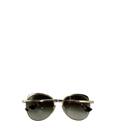 Retro di un paio di occhiali da sole Prada caratterizzati da una montatura nera lucida con lenti sfumate grigie, asticelle maculate e hardware dorato, usati, originali, second hand, in ottime condizioni.