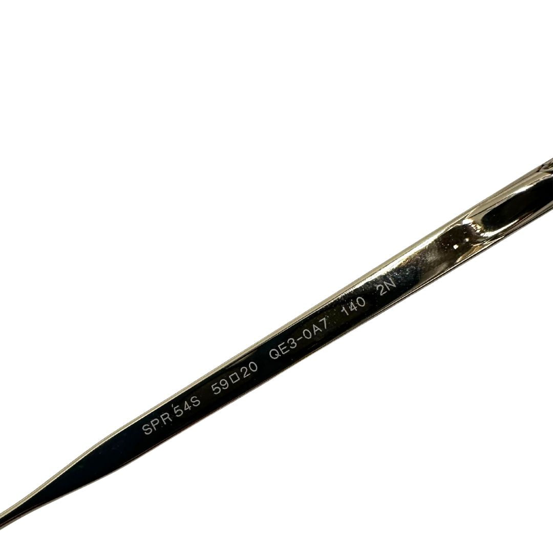 Codici di un paio di occhiali da sole Prada caratterizzati da una montatura nera lucida con lenti sfumate grigie, asticelle maculate e hardware dorato, usati, originali, second hand, in ottime condizioni.