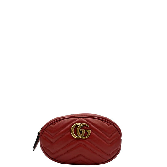 Front, Pratico marsupio Gucci in pelle rossa, con iconico logo Marmont in metallo dorato. Originale, usato, di lusso, in ottime condizioni.