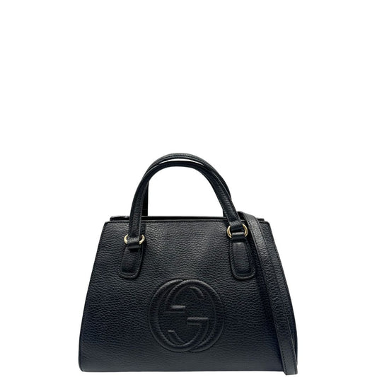Front di una borsa Gucci in pelle martellata nera, con parti metalliche dorate, indossabile a mano o a tracolla, usata, originale, second hand, in ottime condizioni.