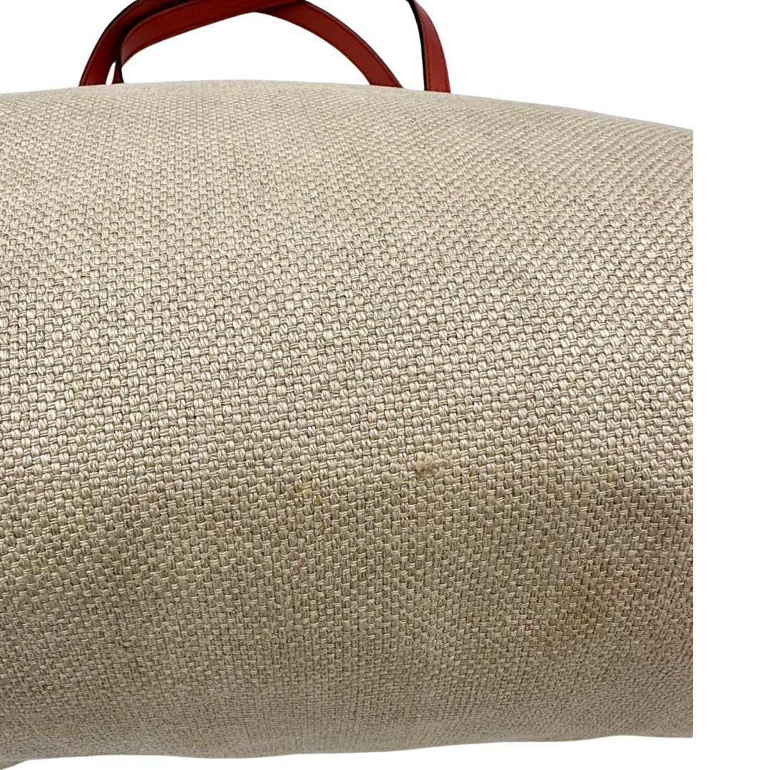 Difetto sul tessuto di una shopper Gucci Craft in tela beige, con finiture in pelle color rosa corallo. Dotata anche di una comoda pochette estraibile, usata, originale, second hand, in ottime condizioni.