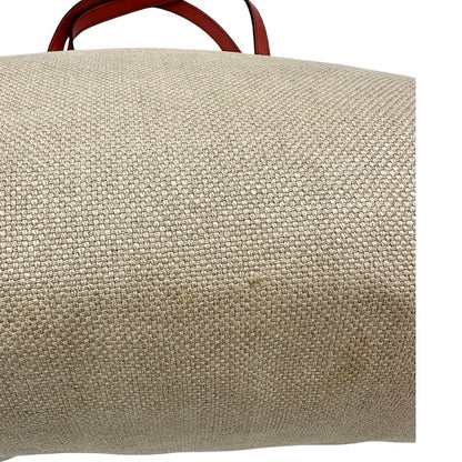 Difetto sul tessuto di una shopper Gucci Craft in tela beige, con finiture in pelle color rosa corallo. Dotata anche di una comoda pochette estraibile, usata, originale, second hand, in ottime condizioni.