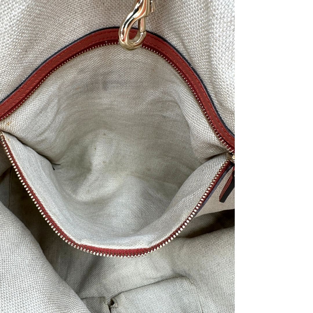 Interno di una shopper Gucci Craft in tela beige, con finiture in pelle color rosa corallo. Dotata anche di una comoda pochette estraibile, usata, originale, second hand, in ottime condizioni.