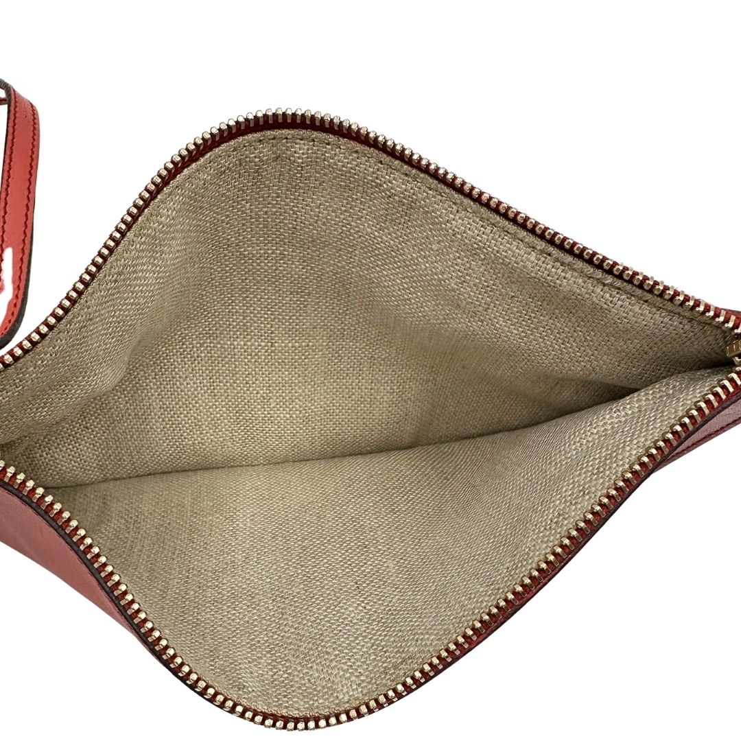 Interno di una pochette di una shopper Gucci Craft in tela beige, con finiture in pelle color rosa corallo, usata, originale, second hand, in ottime condizioni.