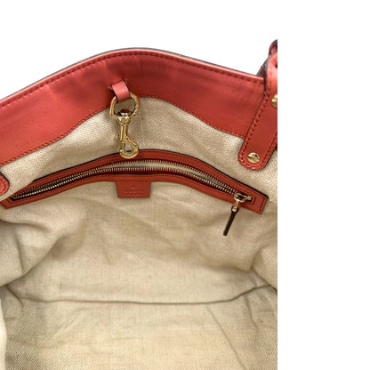 Interno di una shopper Gucci Craft in tela beige, con finiture in pelle color rosa corallo. Dotata anche di una comoda pochette estraibile, usata, originale, second hand, in ottime condizioni.