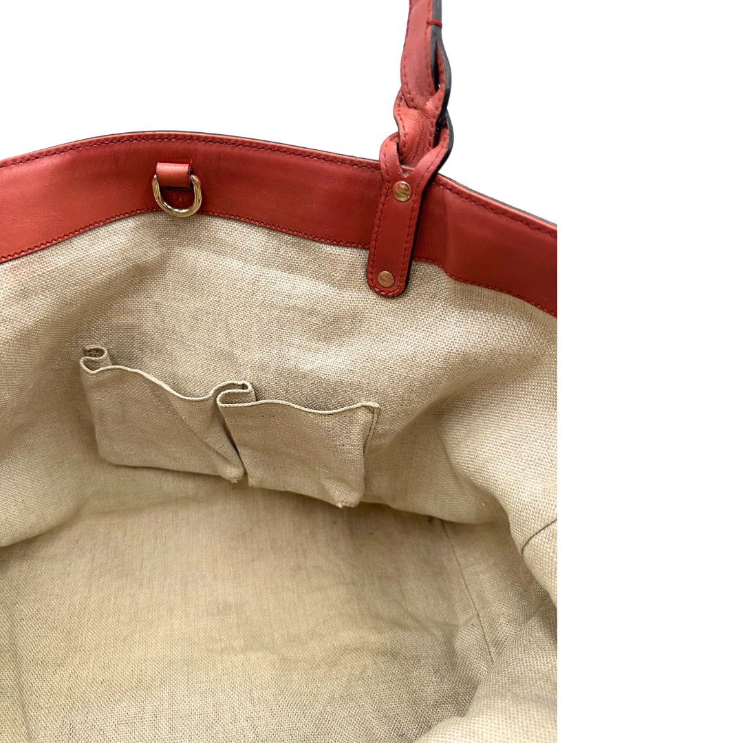 Interno di una shopper Gucci Craft in tela beige, con finiture in pelle color rosa corallo. Dotata anche di una comoda pochette estraibile, usata, originale, second hand, in ottime condizioni.