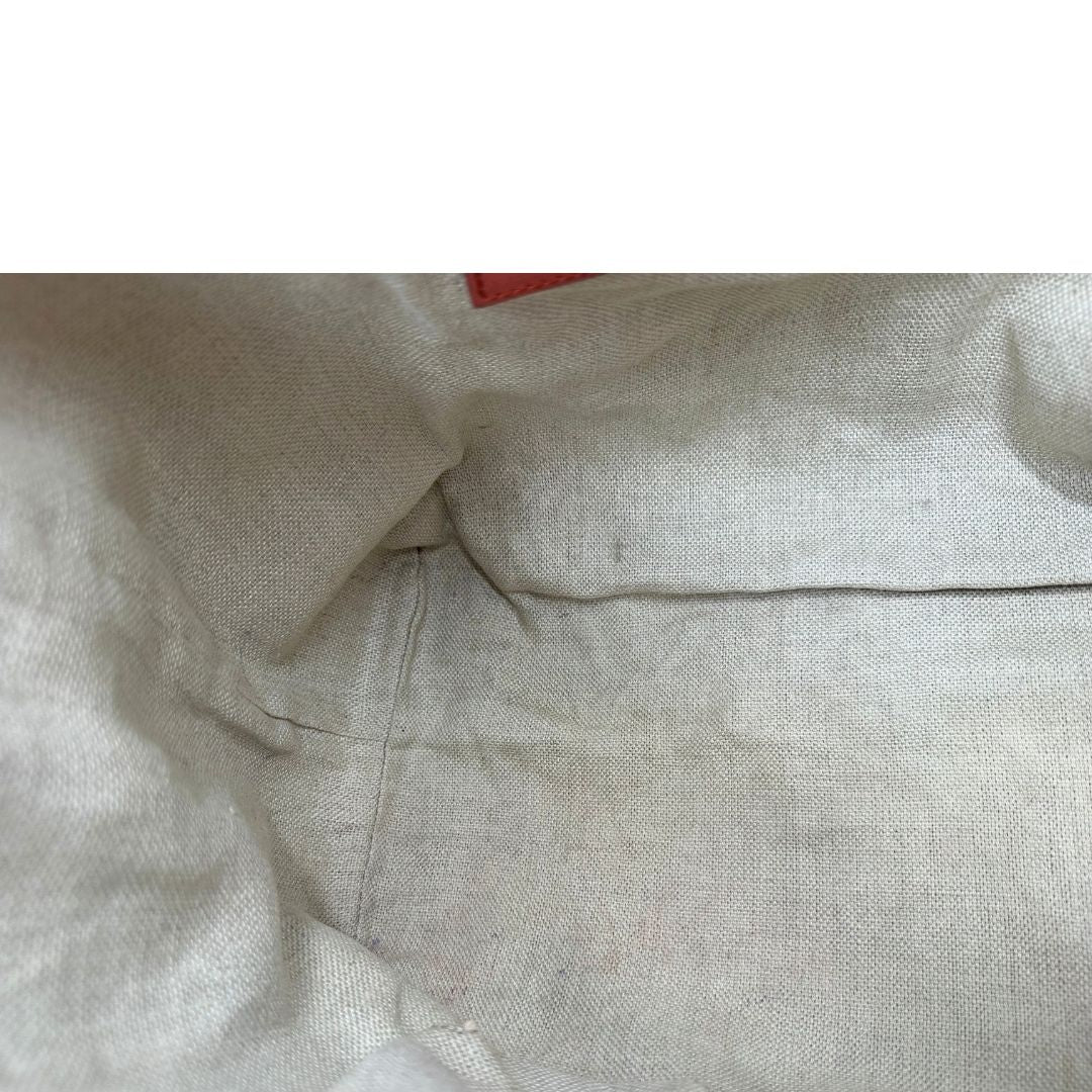 Interno di una shopper Gucci Craft in tela beige, con finiture in pelle color rosa corallo. Dotata anche di una comoda pochette estraibile, usata, originale, second hand, in ottime condizioni.