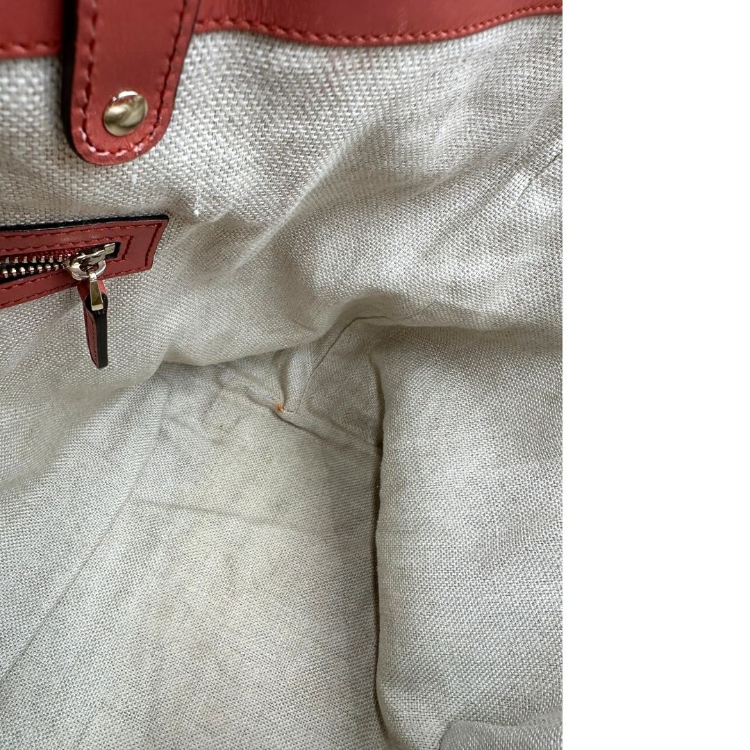 Interno di una shopper Gucci Craft in tela beige, con finiture in pelle color rosa corallo. Dotata anche di una comoda pochette estraibile, usata, originale, second hand, in ottime condizioni.