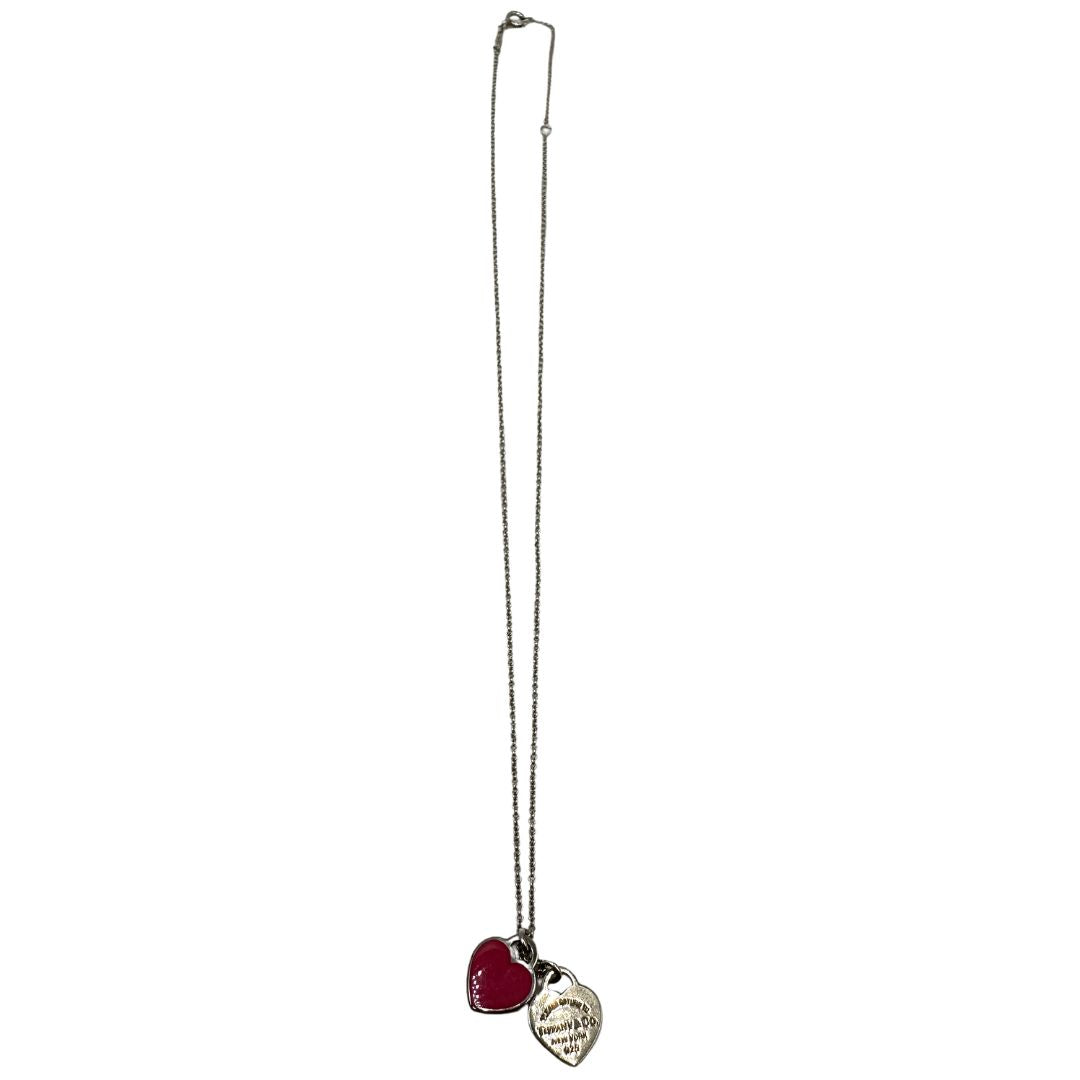 Front di una collana Tiffany&Co. della collezione Return To Tiffany in argento 925 con 2 pendenti heart: uno argentato e l'altro fucsia, originale, usata, second hand, in ottime condizioni.