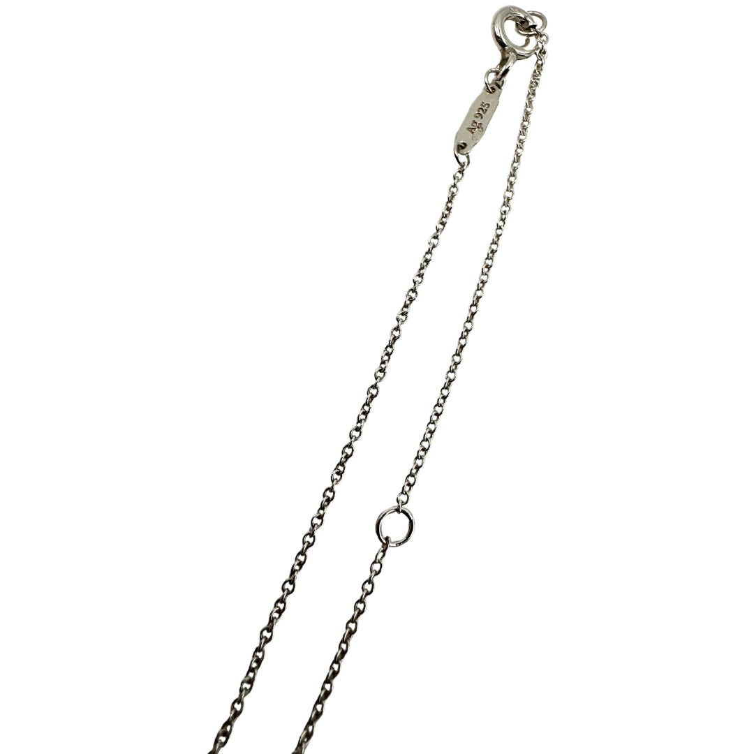 Chiusura di una collana Tiffany&Co. della collezione Return To Tiffany in argento 925 con 2 pendenti heart: uno argentato e l'altro fucsia, originale, usata, second hand, in ottime condizioni.