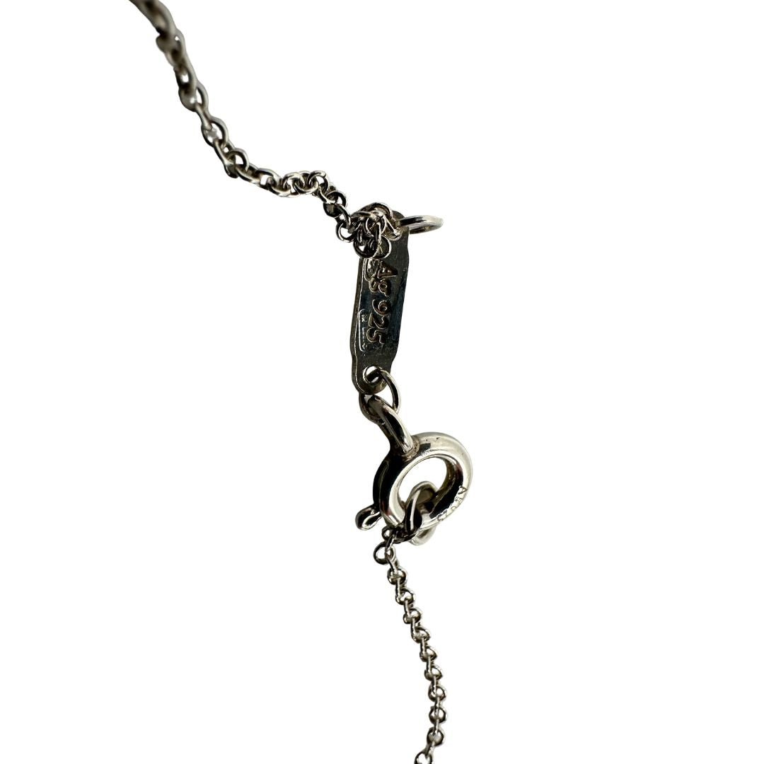 Chiusura di una collana Tiffany&Co. della collezione Return To Tiffany in argento 925 con 2 pendenti heart: uno argentato e l'altro fucsia, originale, usata, second hand, in ottime condizioni.