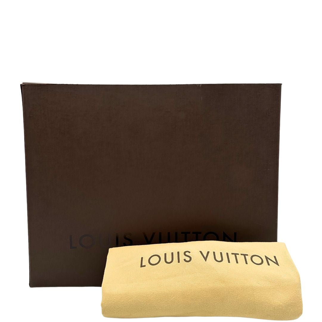 Corredo di una borsa Artsy Louis Vuitton nella versione MM in una calda tonalità color nocciola, corredata, usata, originale, second hand, in ottime condizioni.